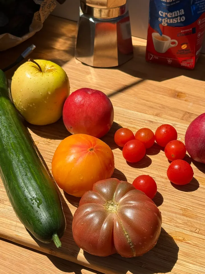 Frisches Obst und Gemüse, Espressokanne und Kaffee auf der Bambus-Arbeitsplatte