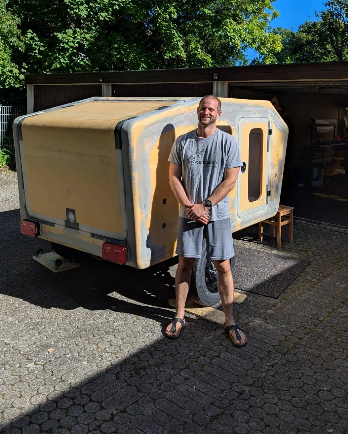 Gründer Nick vor der unlackierten Monocoque-Schale des Glide in der Werkstatt