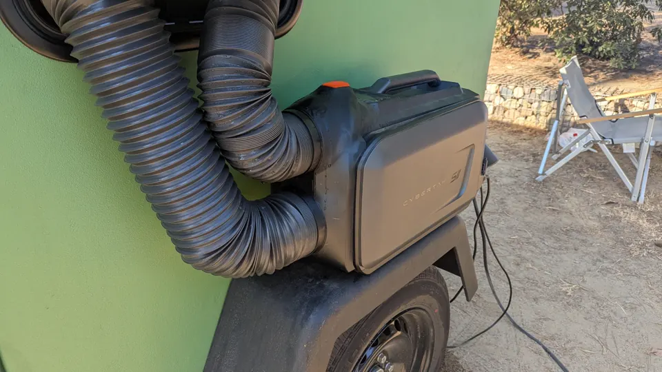 Mobile Klimaanlage, mit zwei Schläuchen am Seitenfenster angeschlossen