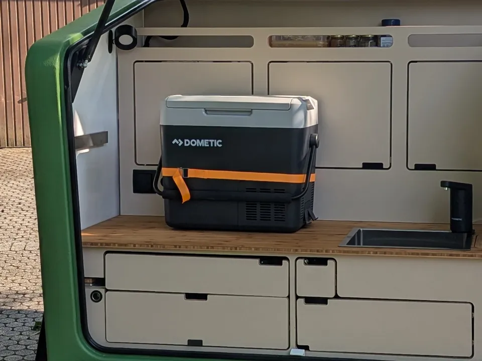 Dometic-Kühlbox auf der Bambus-Arbeitsplatte der Heckküche
