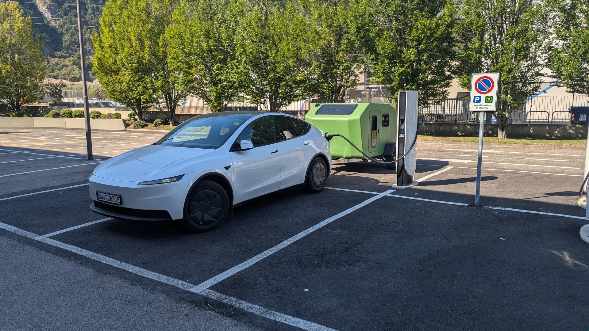 Tesla Model Y mit angekuppeltem Glide an einem Supercharger in Italien