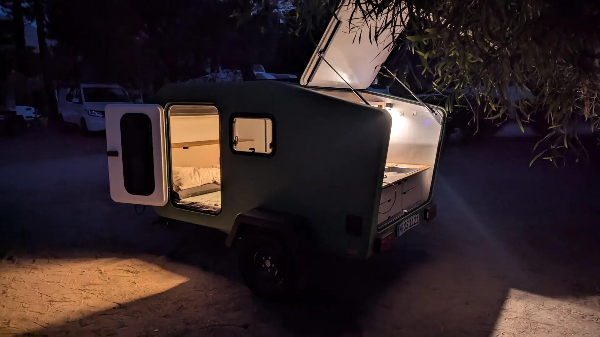 Glide bei Nacht mit geöffneter Tür und Heckklappe, innen warm beleuchtet